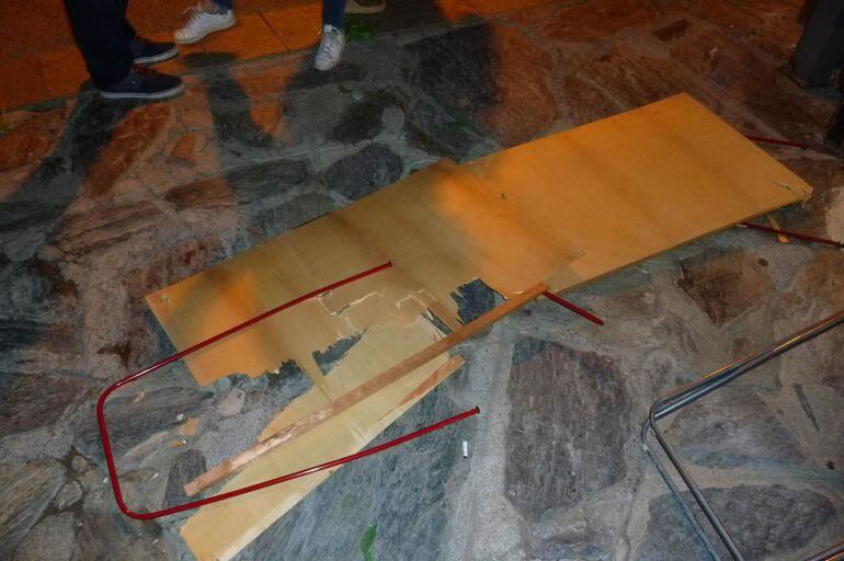 Estat en què va quedar la taula amb la que Stop Violències feia campanya per unes festes majors lliures de sexisme al Roser d'Ordino després de l'agressió.