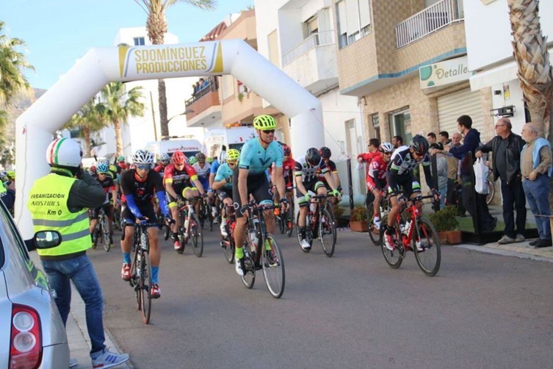 Los participantes en la pasada edición de la Vuelta a Almería.