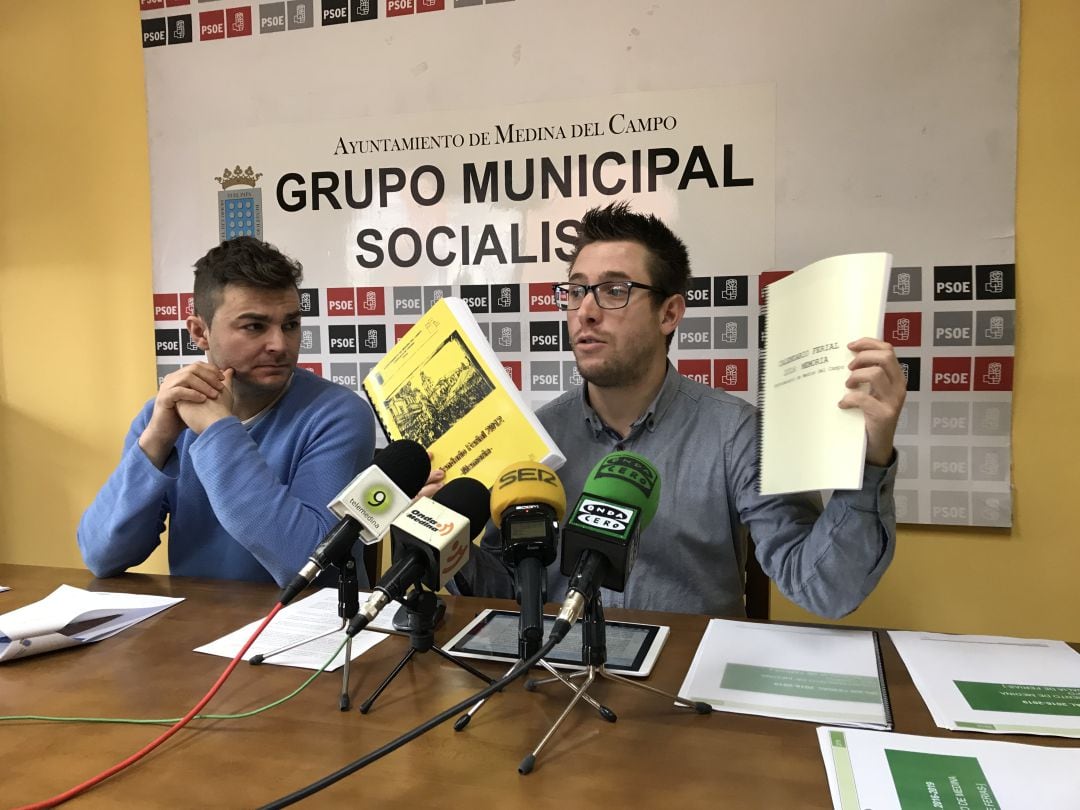 El portavoz socialista muestra las memorias del Plan Ferial de años anteriores