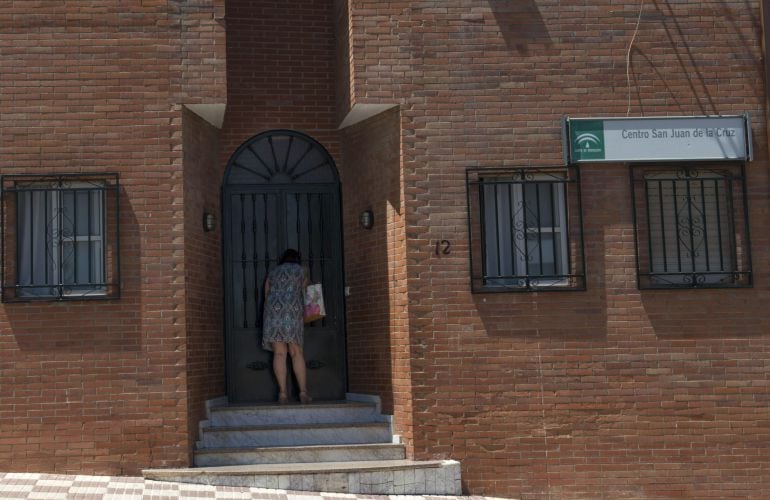 Puerta del Centro de Menores donde se encontraban los tres niños desaparecidos la tarde del pasado martes después de recogerlos su padre Manuel M.M. de 47 años, y llevarlos a un parque de La Carolina (Jaén)