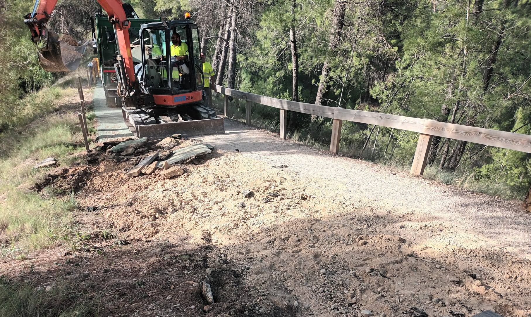 Ya han comenzado las obras para reparar la coronación del terraplenado y sellar las fisuras en el pavimento asfáltico de la Vía Verde de Alcoy.