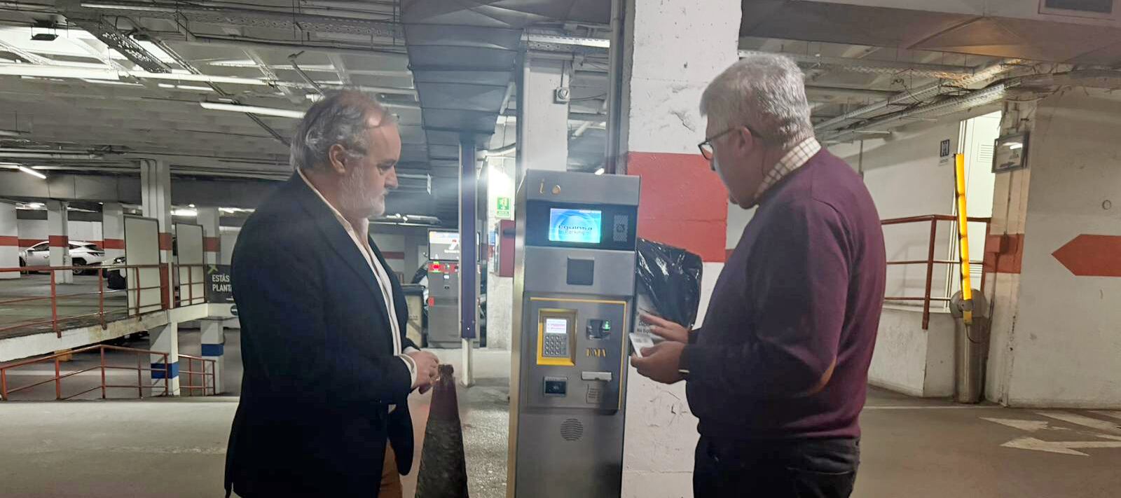 De izqda a dcha, Francisco Lechuga, concejal delegado de Epassa, y Manuel Pérez, gerente de la empresa pública, en el parking de San Francisco.