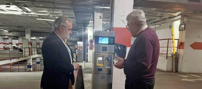 De izqda a dcha, Francisco Lechuga, concejal delegado de Epassa, y Manuel Pérez, gerente de la empresa pública, en el parking de San Francisco.