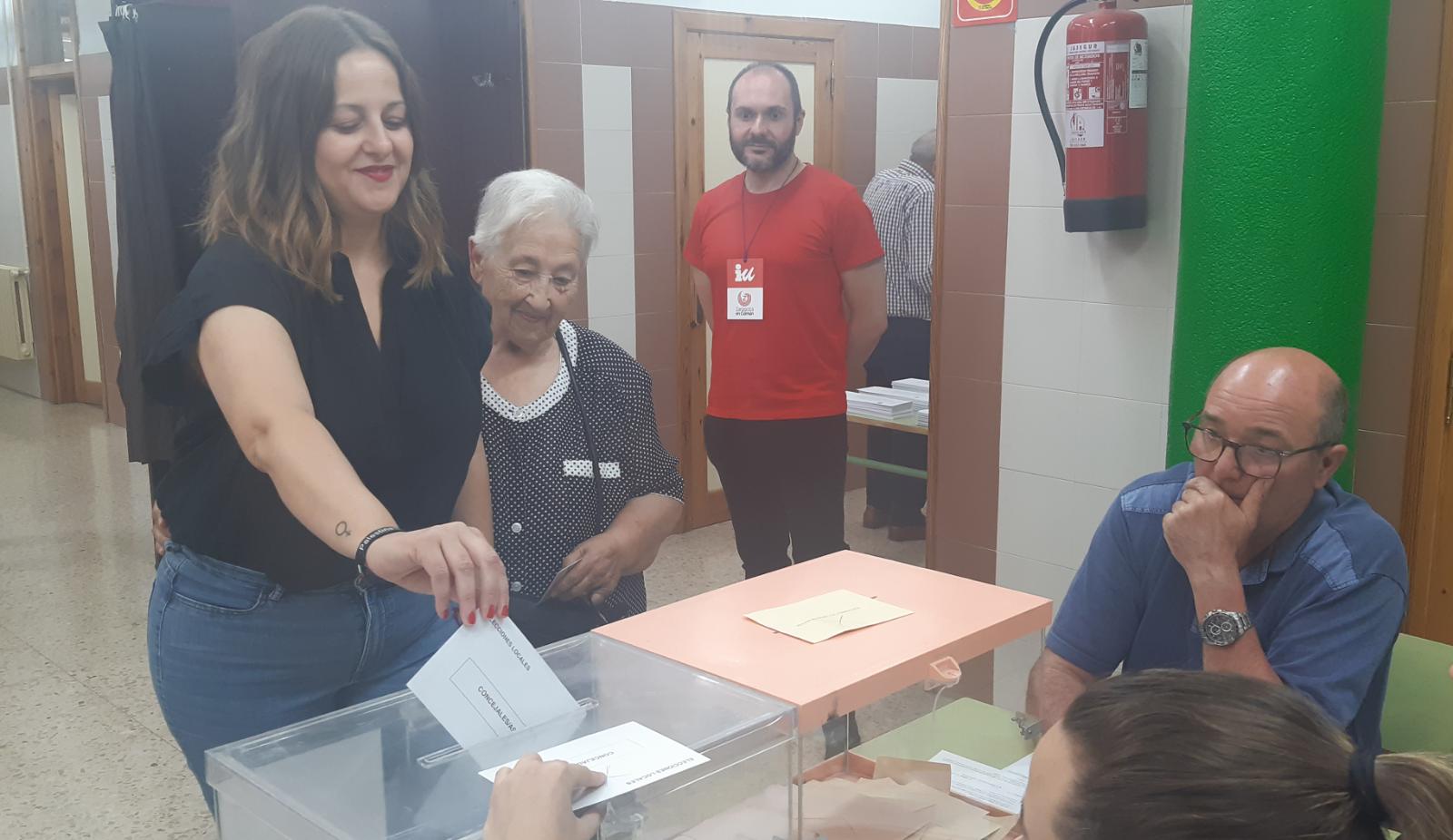 La candidata de ZEC a la alcaldía de Zaragoza, Elena Tomás, acompañada por su abuela