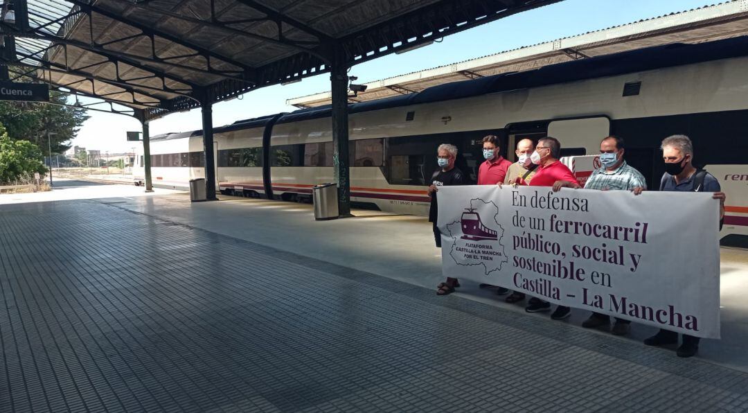 La plataforma ha leído un manifiesto este lunes en la estación de Cuenca