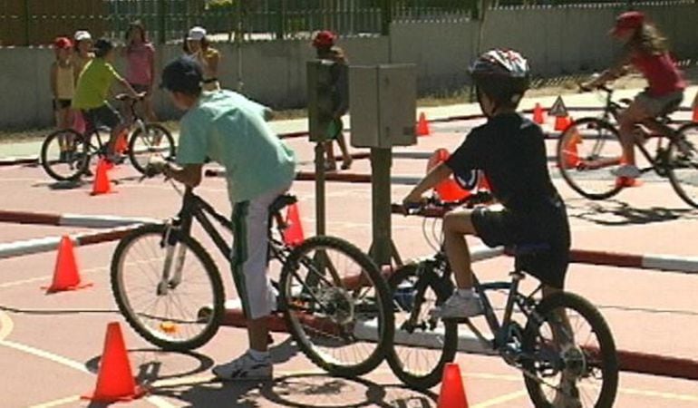 Clases de educación vial a niños en la Semana Europea de la Movilidad en Fuenlabrada.