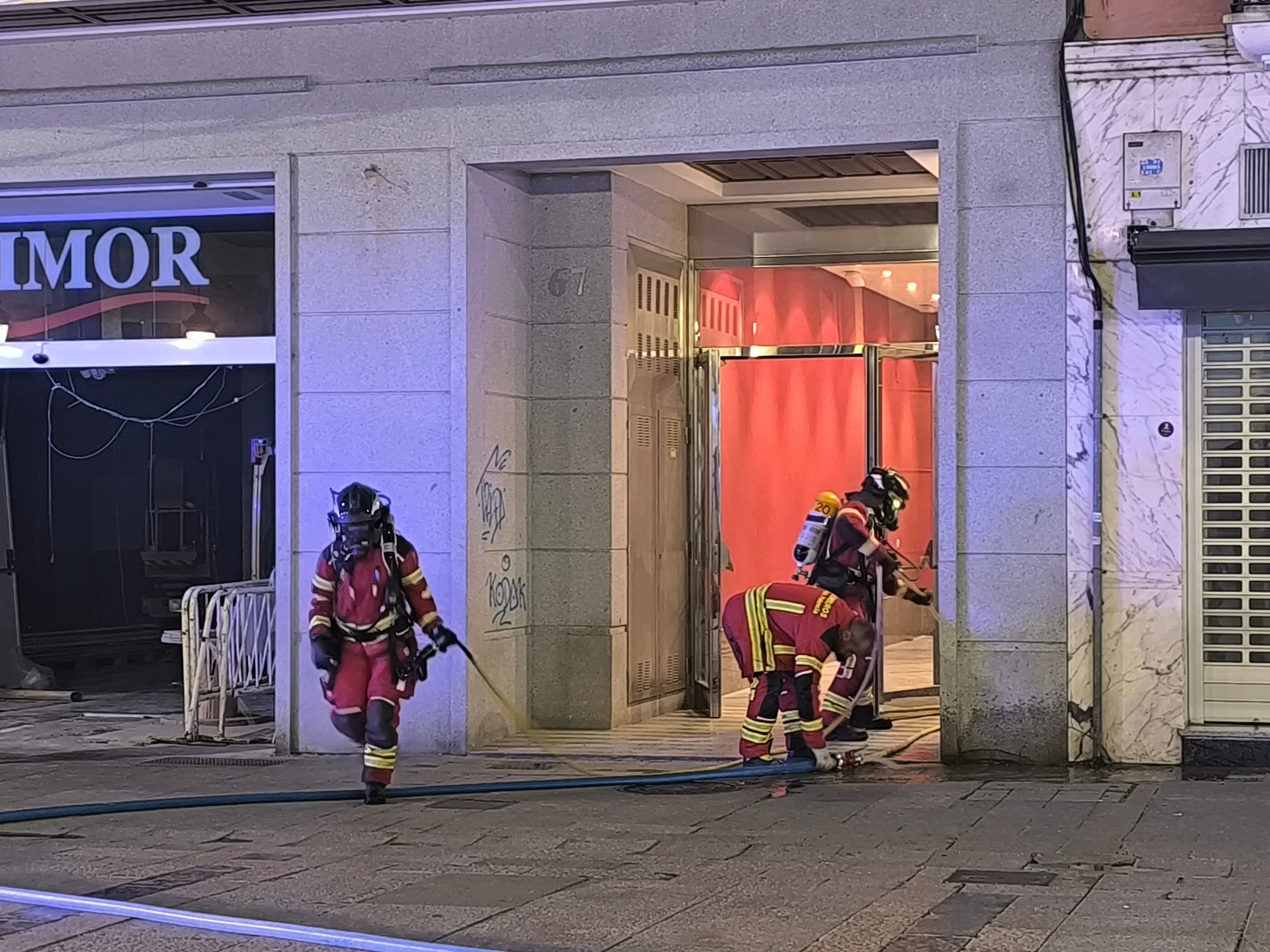 Bomberos trabajando en el lugar del incendio