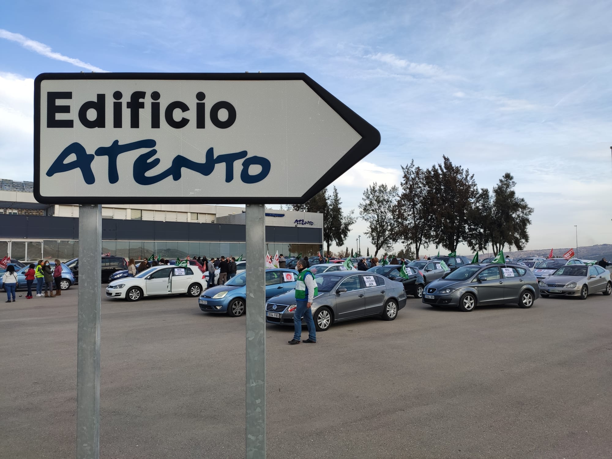 Los vehículos se disponen para emprender la marcha de protesta de trabajadores y trabajadoras de Atento en Jaén