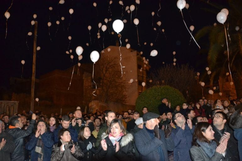 Suelta de globos en Calanda en homenaje a los asesinados