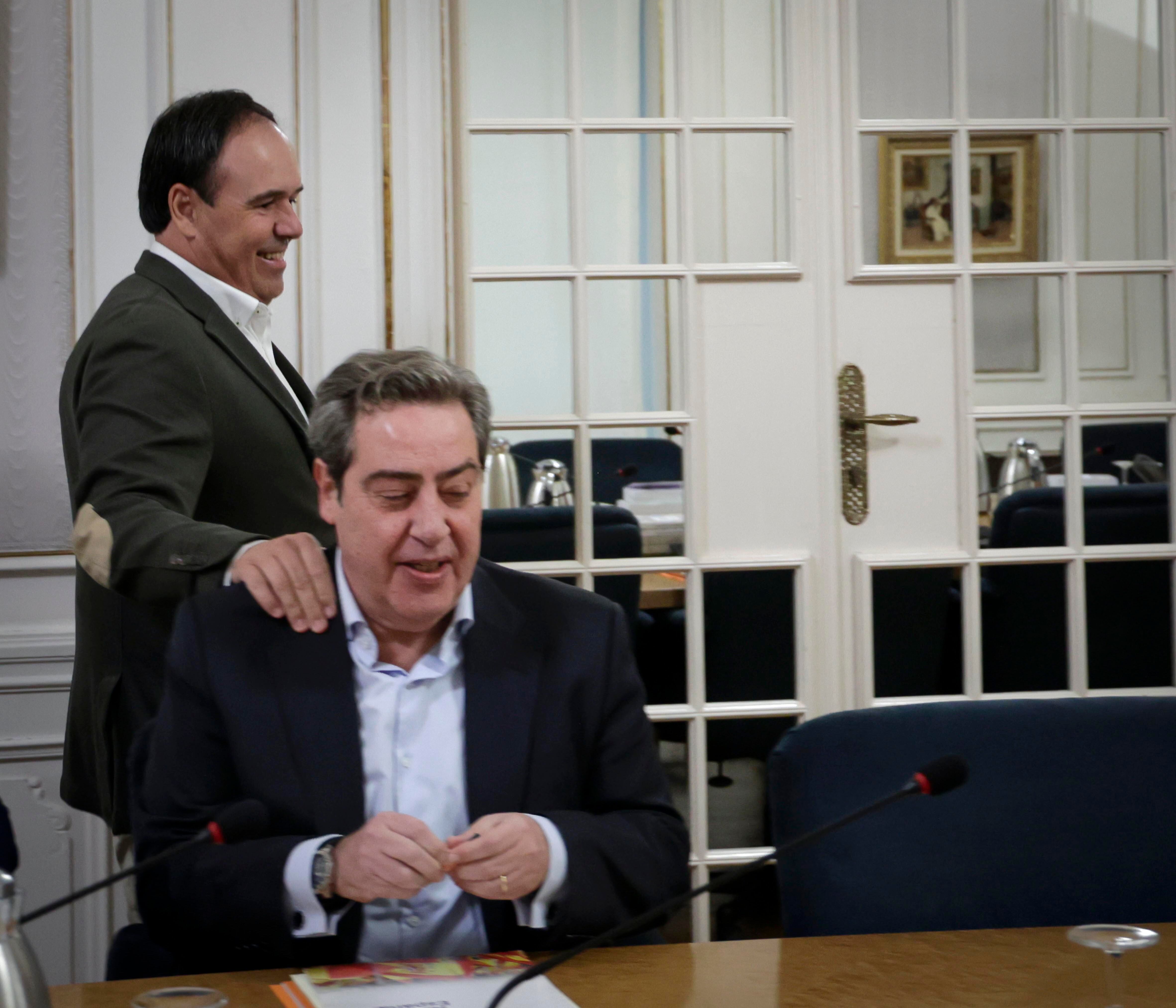 El portavoz de Vox, José María Llanos, y el candidato a la presidencia de la Generalitat del PP, Juanfran Pérez Llorca, en la Junta de Síndics de Les Corts.