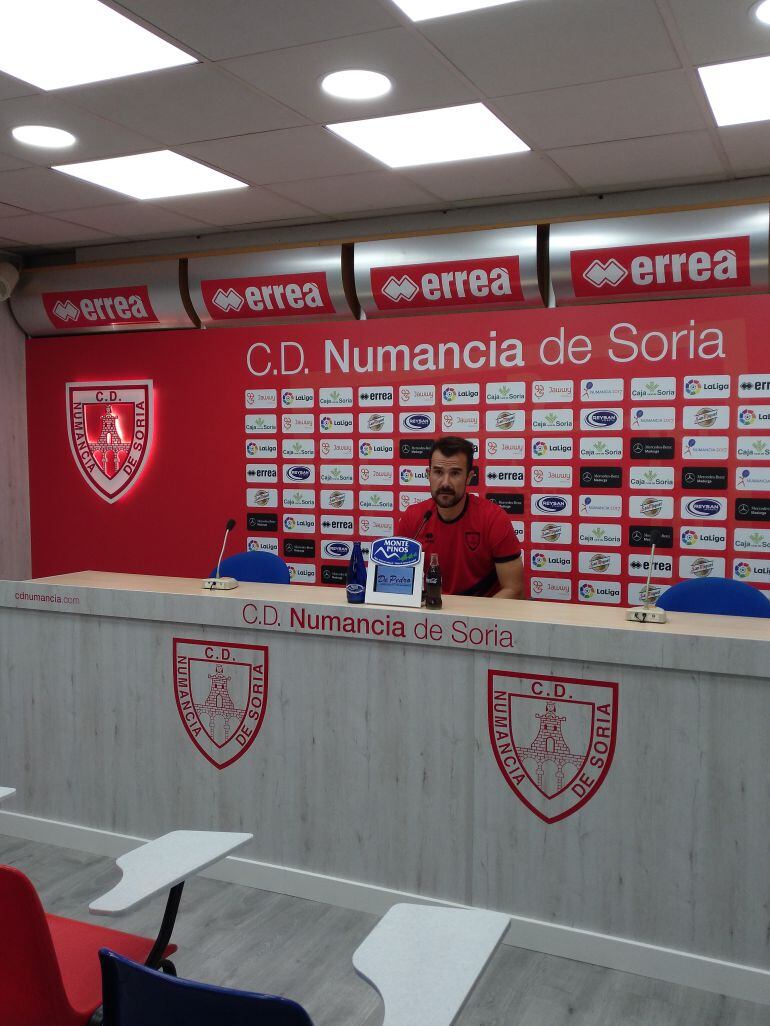 Aritz López Garai, entrenador del Numancia, en rueda de prensa.