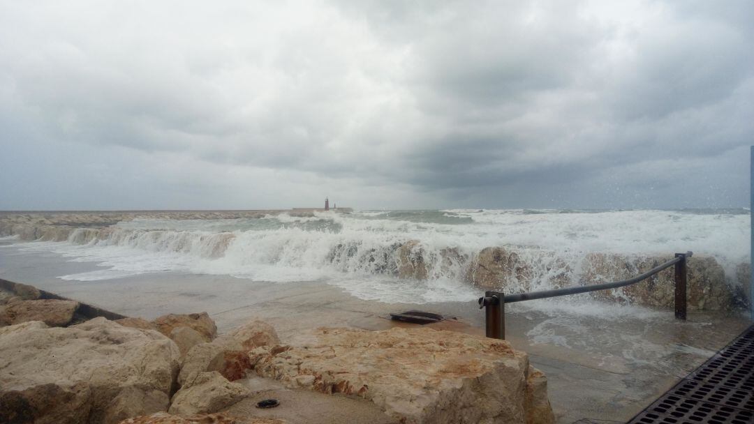 Escollera en el puerto deportivo y turístico Marina de Dénia.