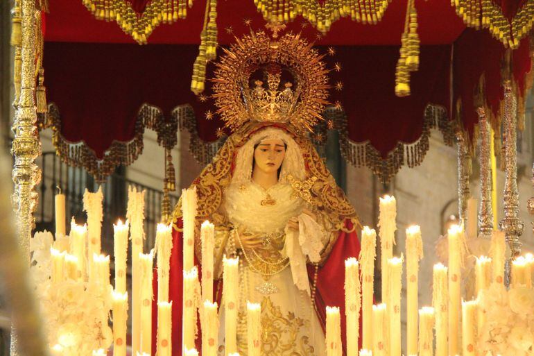 La Virgen de la Caridad de Granada procesionando en la noche del Martes Santo