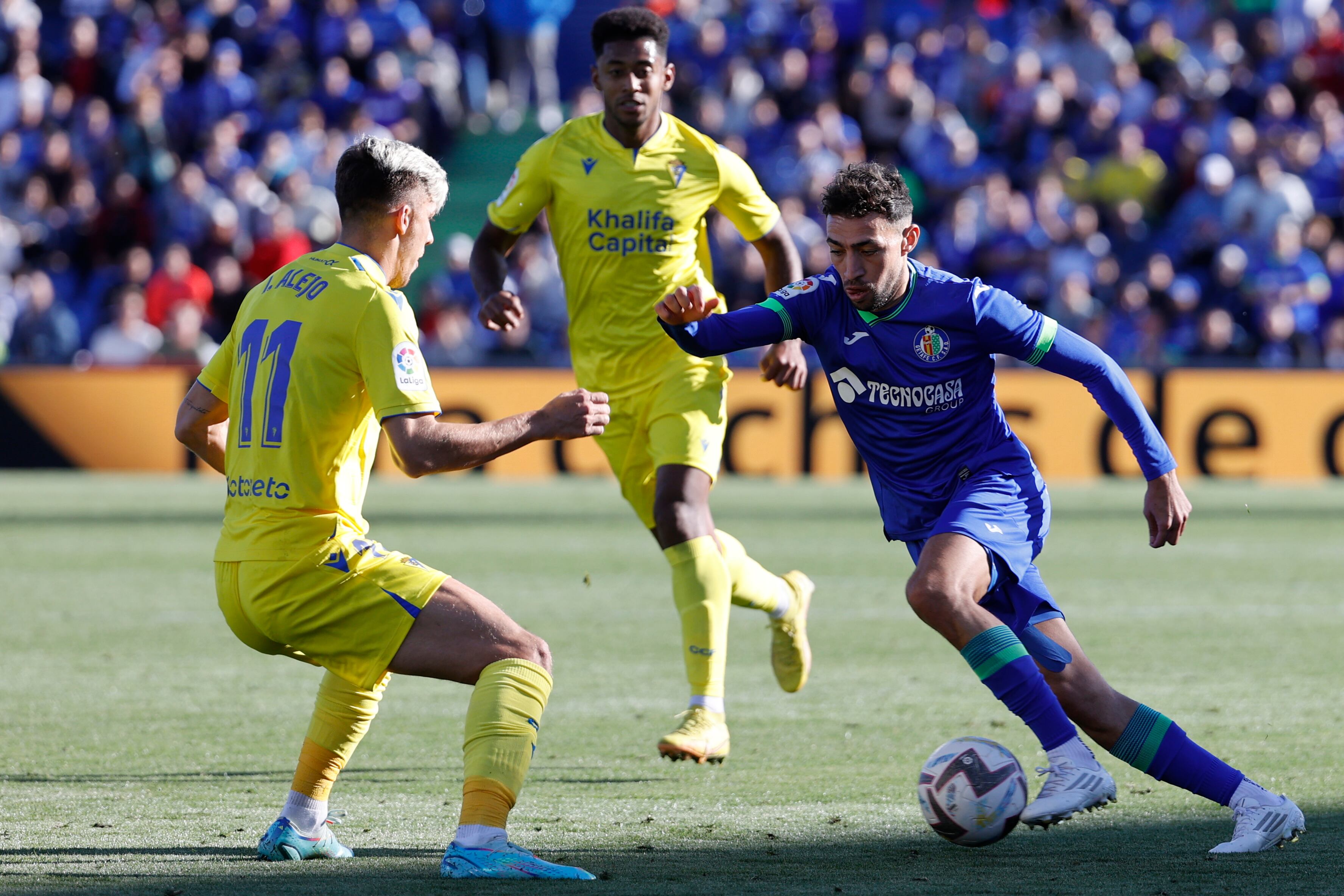 GETAFE (MADRID), 05/11/2022.- El delantero hispano-marroquí del Getafe FC Munir El Haddadi (d) lucha por el balón con el centrocampista del Cádiz Iván Alejo (i) durante el partido correspondiente a la decimotercera jornada de LaLiga entre el Getafe FC y el Cádiz FC disputado este sábado en el Coliseum Alfonso Pérez de Getafe. EFE/ Mariscal
