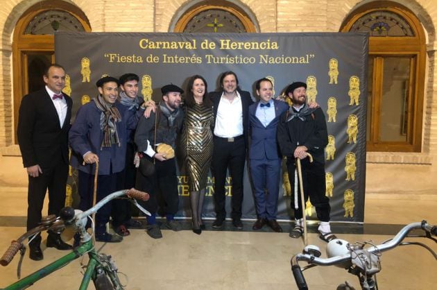 Imagen de familia en los carnavales de Herencia (Ciudad Real) de este 2020, durante su tradicional pregón