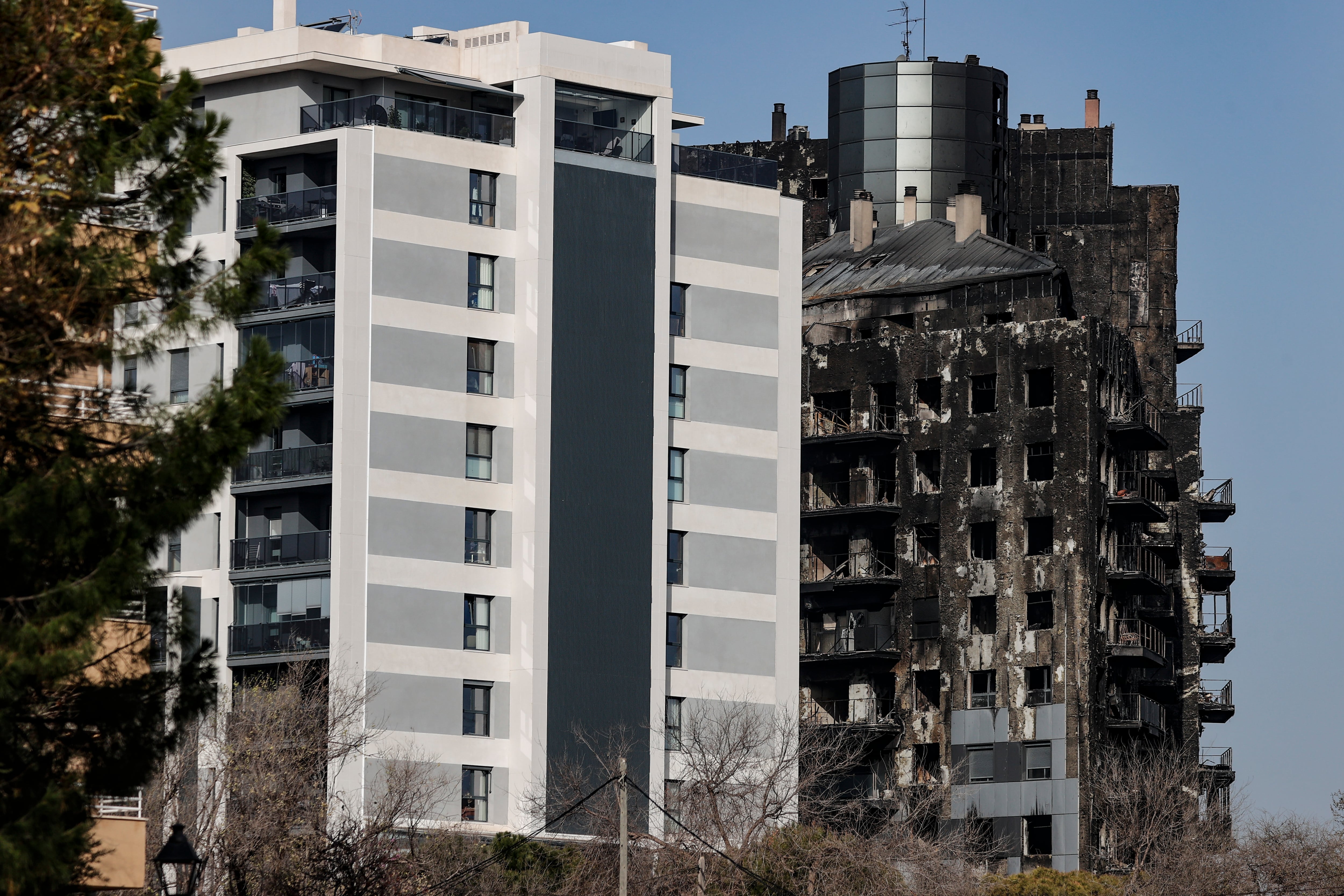 GRAFCVA9498. VALENCIA, 22/03/2024.- Se cumple un mes del incendio de un bloque residencial de 138 viviendas en el barrio valenciano de Campanar en el que murieron diez personas, una tragedia sobre la que hay varios hechos ya contrastados, una compleja investigación judicial y pericial en curso y numerosas ayudas a los damnificados, entre quienes han surgido roces y que exigen además responsabilidades por lo ocurrido. EFE/Manuel Bruque
