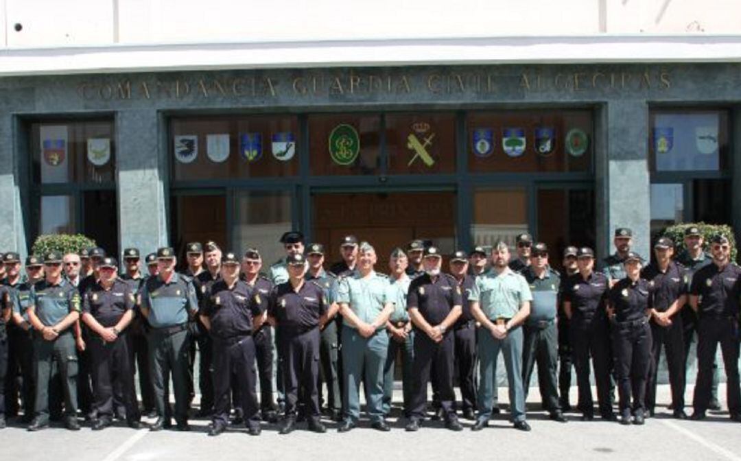 Guardia Civil y Policía en la Comandancia de Algeciras.