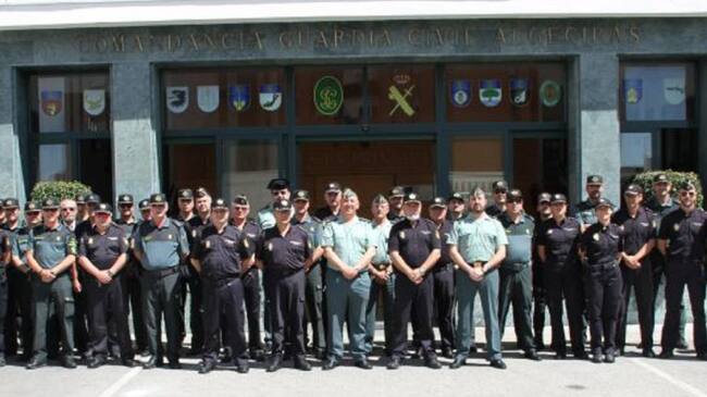 Guardia Civil y Policía en la Comandancia de Algeciras.