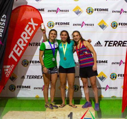 Argudo (c) posa junto con el resto de las medallistas.