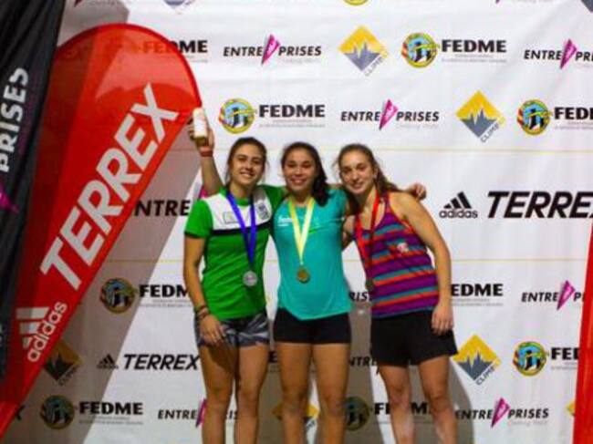 Argudo (c) posa junto con el resto de las medallistas.