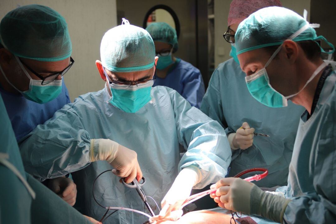 Cirugians durant l'operació de reparació d'una vàlvula cardíaca