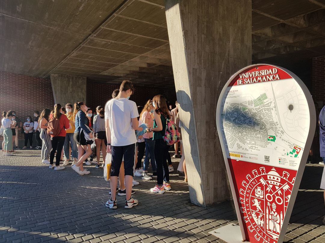 Un grupo de alumnos espera a las puertas de la Escuela Politécnica para comenzar las pruebas