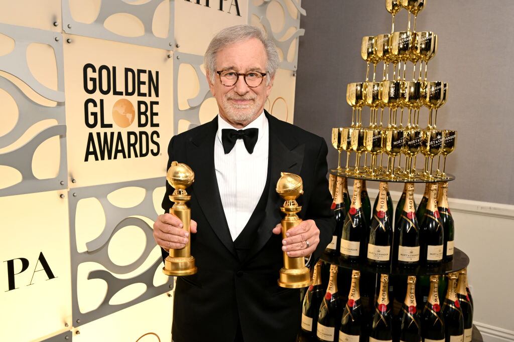 Seteven Spielberg posa con los dos Globos de Oro conseguidos.