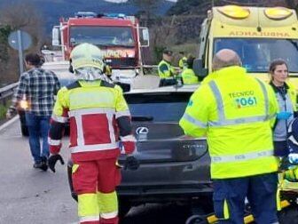 Los servicios de emergencias atienden a los implicados en el accidente de Escalante.