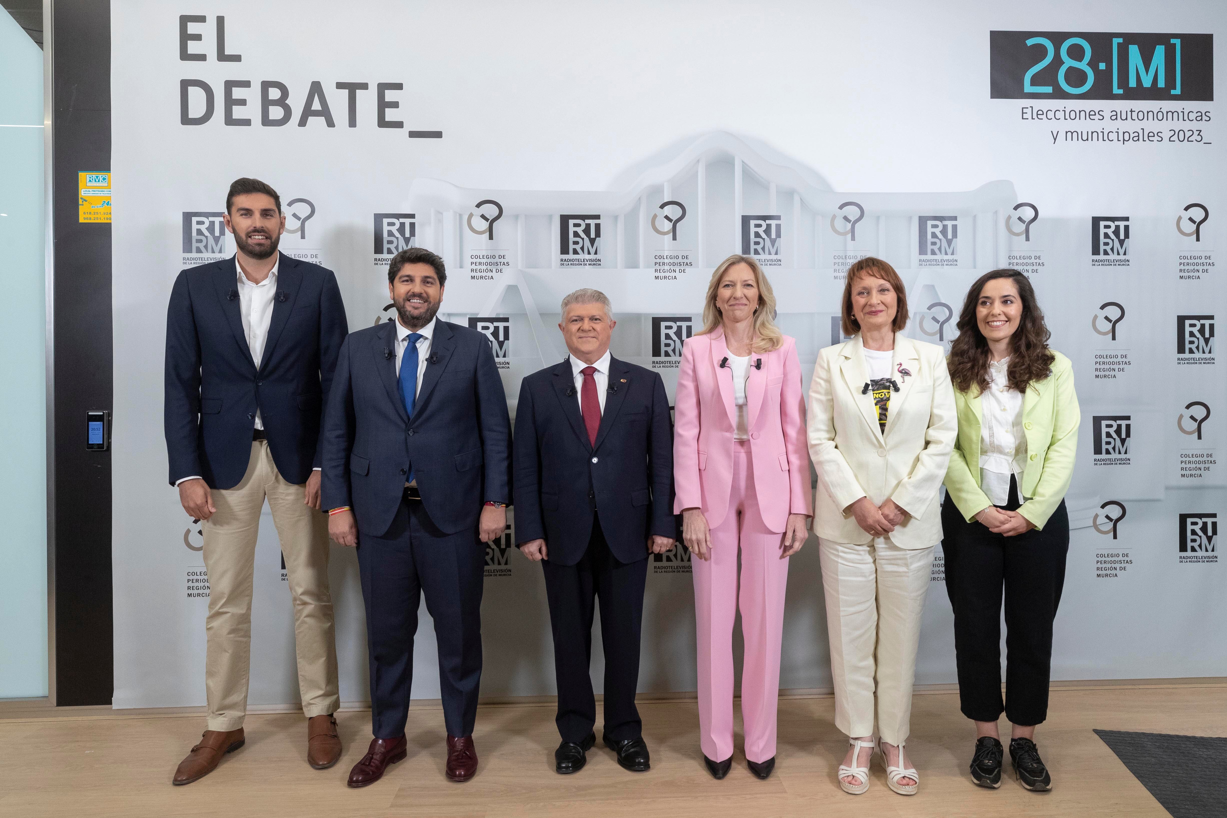 MOLINA DE SEGURA (MURCIA), 19/05/2023.- Los candidatos a la presidencia de la Comunidad de Murcia, del PSOE José Vélez (3i), del Partido Popular Fernando López Miras (2i), de Podemos María Marín (2d), de Ciudadanos María José Ros (3d), de Más Región-Equo Verdes Helena Vidal (d) y de Vox José Ángel Antelo (i), posan para la foto de familia momentos antes del inicio del debate electoral con motivo de las elecciones autonómicas del próximo 28 de Mayo, este viernes en la televisión autonómica La 7, en Molina de Segura. EFE/Marcial Guillén
