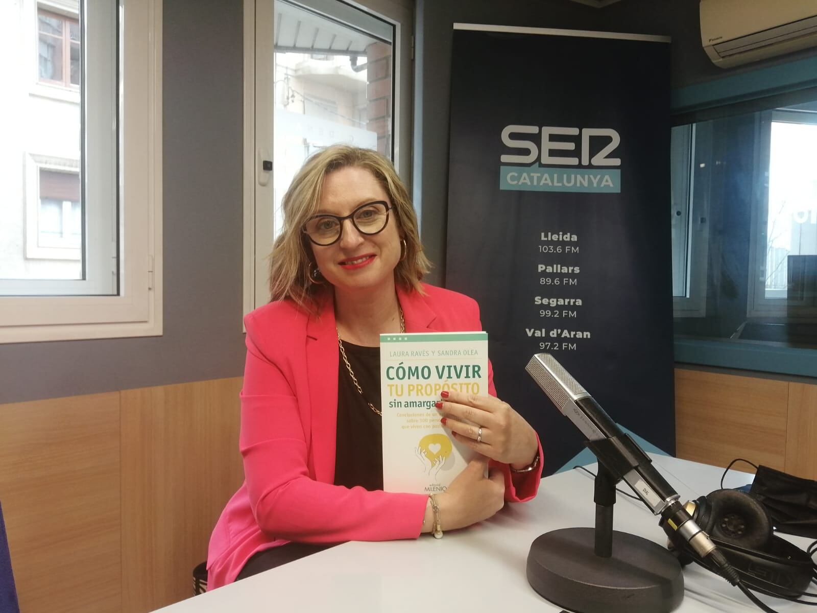 Laura Ravés, als estudis de Ràdio Lleida