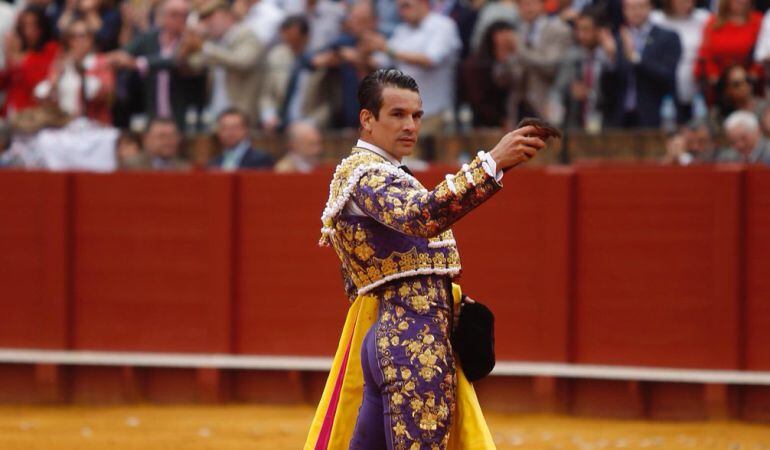 Manzanares con la oreja que le cortó al segundo toro de la tarde