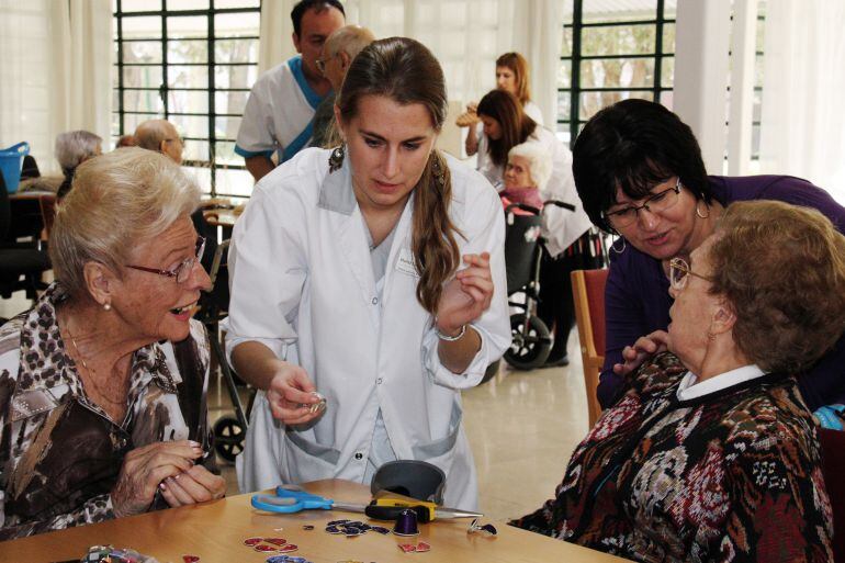 Dues dones fent tallers en un centre de dia