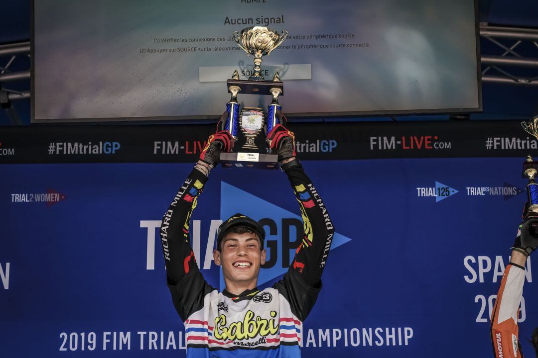 El piloto de O Rosal, Gabriel Marcelli, levantando el trofeo de Campeón del Mundo de Trial 2.