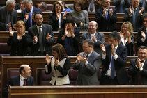 Los diputados socialistas aplauden al secretario general del PSOE, Alfredo Pérez Rubalcaba