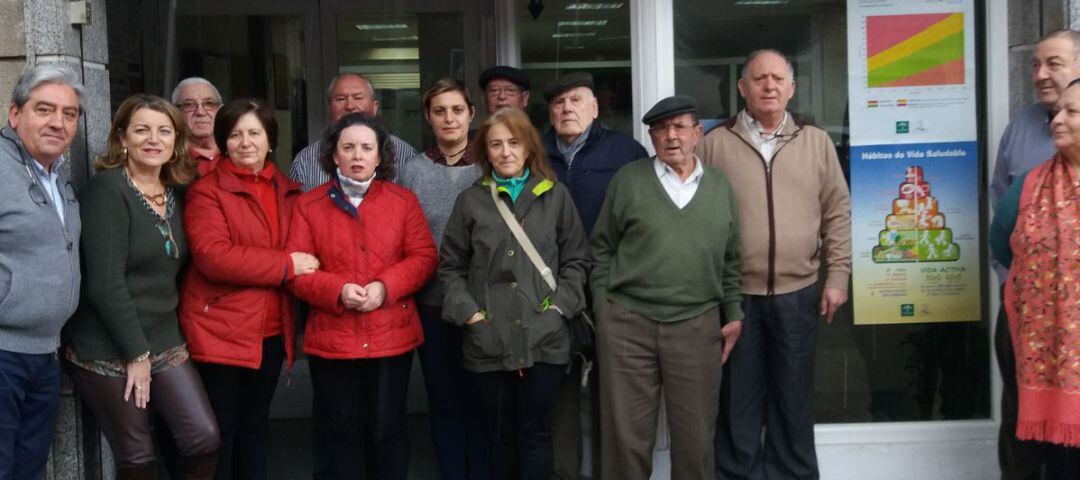 Participantes en el taller en la puerta de la sede de la Asociación de Vecinos &#039;Cauce&#039;.