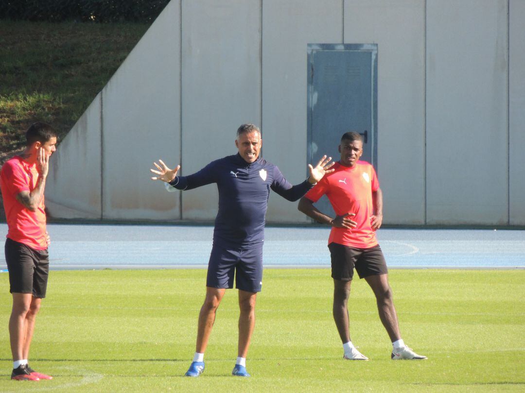 José Gomes dando instrucciones. 
