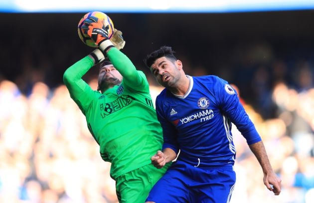 Ben Foster y Diego Costa, durante uno de los duelos que mantuvieron en la Premier League