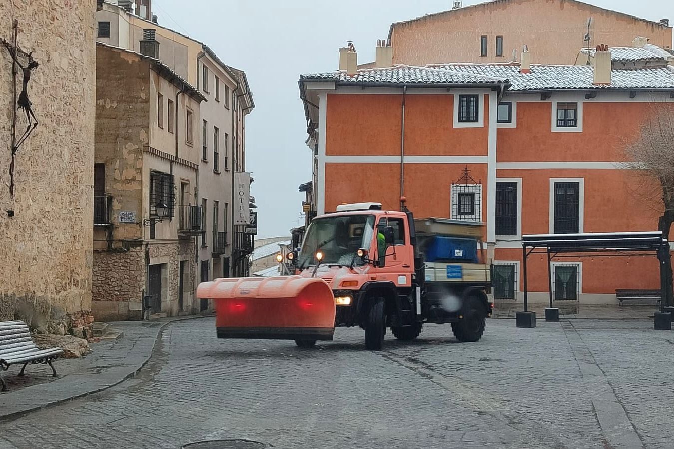 Medidas de precaución con esparcimiento de sal en las calles del casco antiguo de Cuenca.