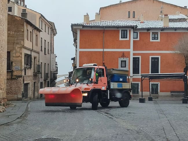 Medidas de precaución con esparcimiento de sal en las calles del casco antiguo de Cuenca.
