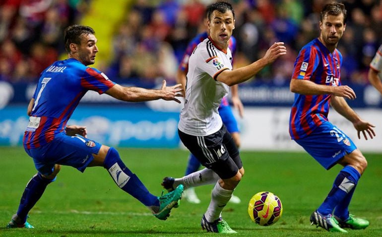 Javi Fuego en una acción con el derbi