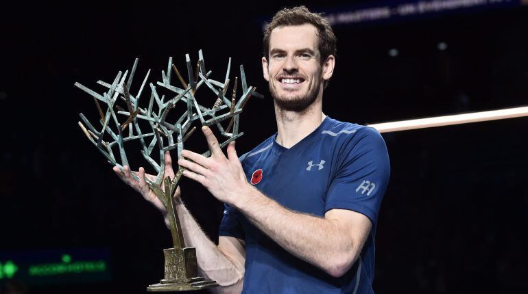 Andy Murray posa con el trofeo de París-Bercy