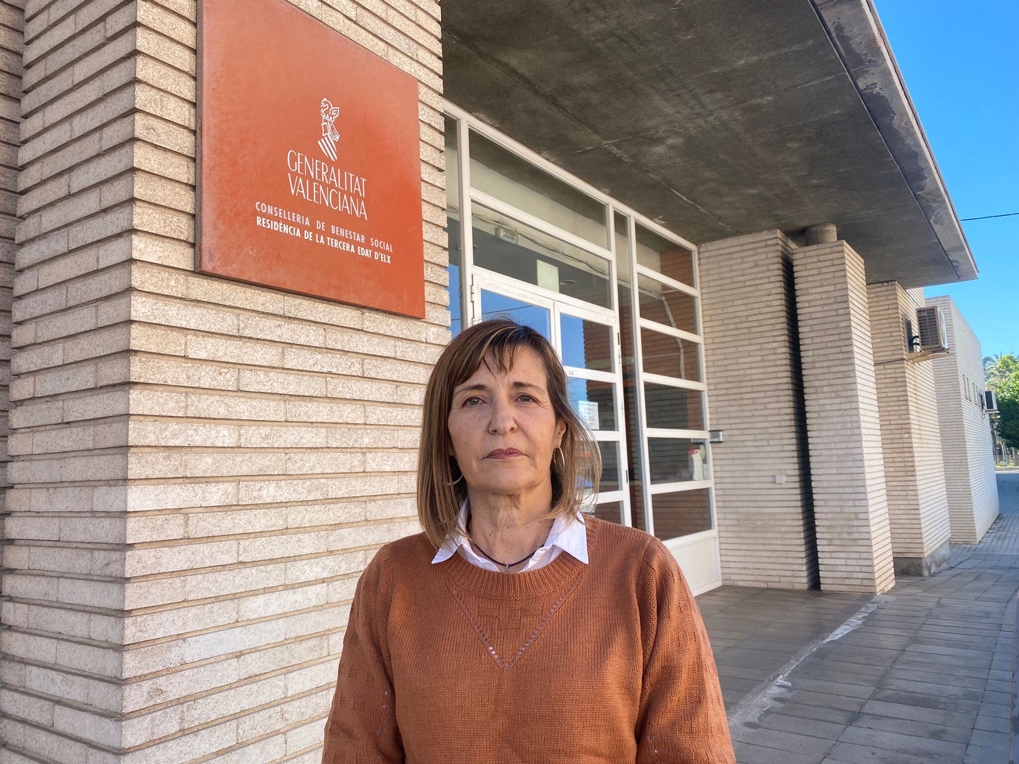 Loli Serna delante de la Residencia de Mayores de Altabix