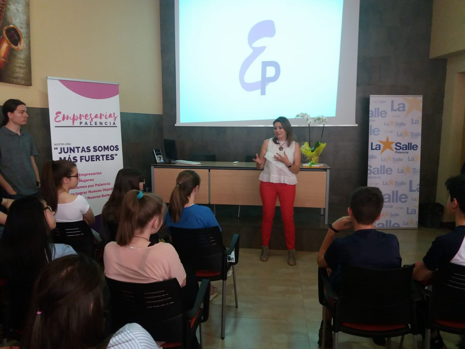 Empresarias Palencia durante una charla en un colegio