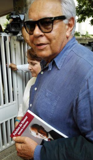 Felipe González a las puertas de la casa de Antonio Ledesma, con su libro