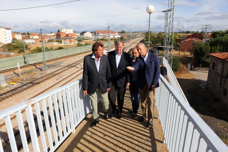 El alcalde ha comprobado de primera mano el estado de la pasarela