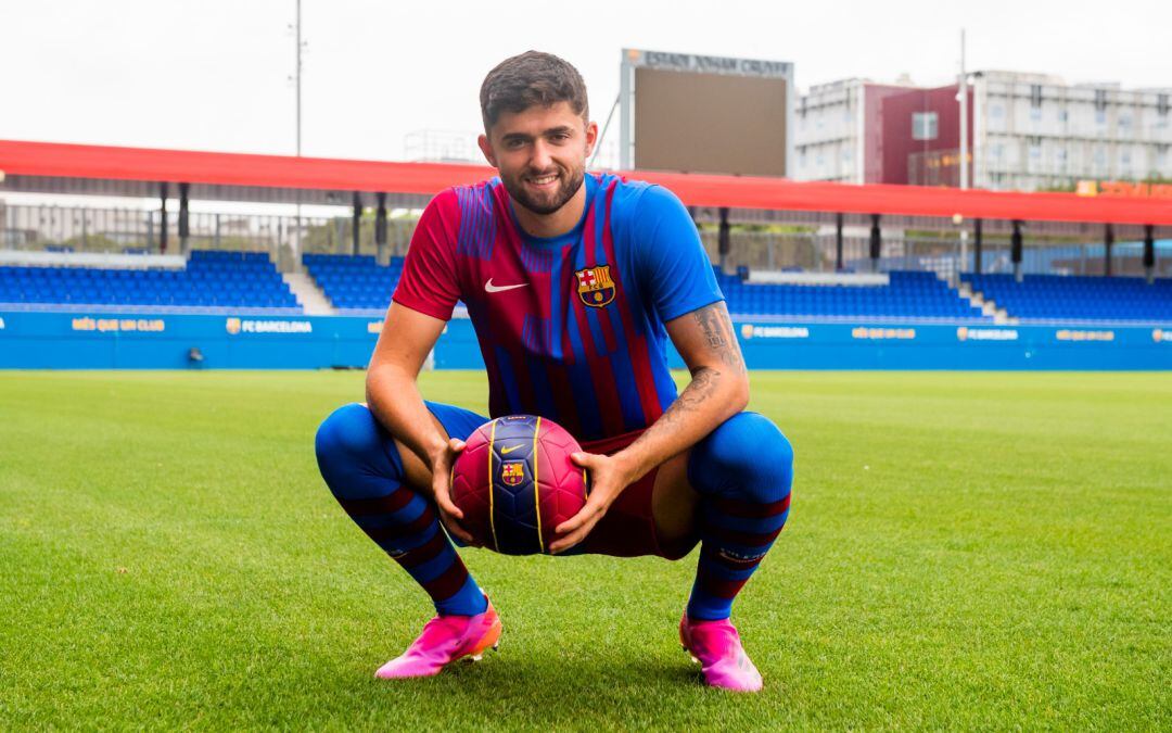 Jordi Escobar posando con la camiseta azulgrana.