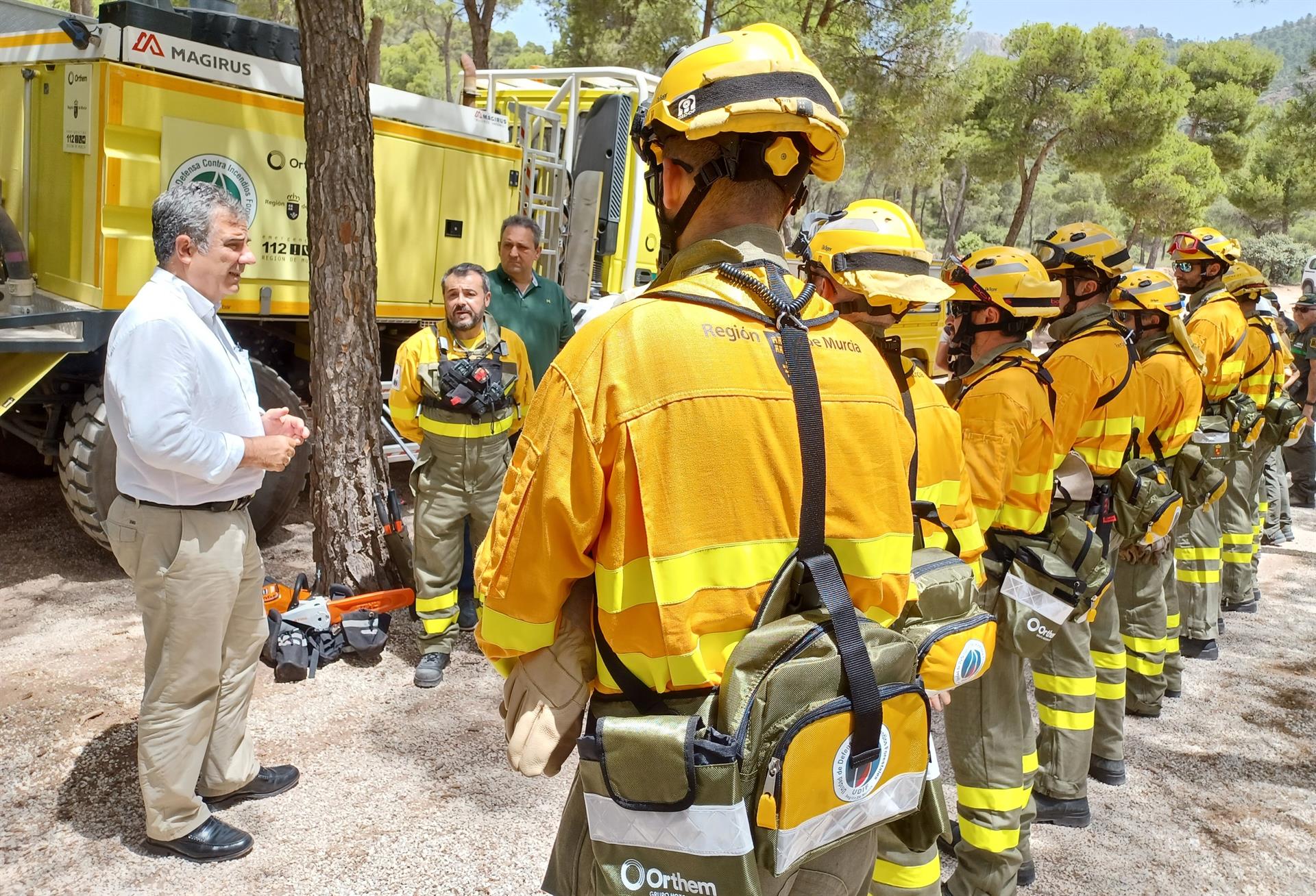 Consejero en funciones de Medio Ambiente, Mar Menor, Universidades e Investigación, Juan María Vázquez, visita a los integrantes de la BRIFOR de Totana, que compartirán con la BIEM III de la UME los ejercicios de prevención de incendios en Sierra Espuña.