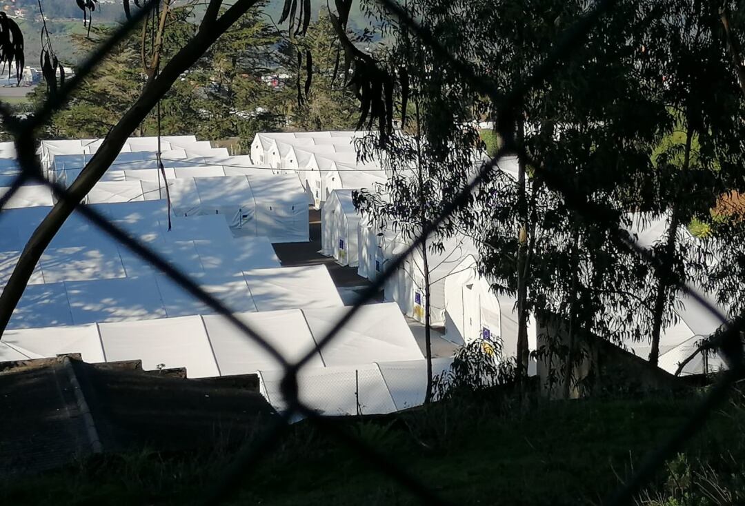 El cuartel militar de Las Raíces (La Laguna, Tenerife) albergará a cerca de 2500 personas en su interior, según los planes del ministerio de ministerio Migraciones. El centro de acogida será gestionado por la organización no gubernamental Accem, sin prese