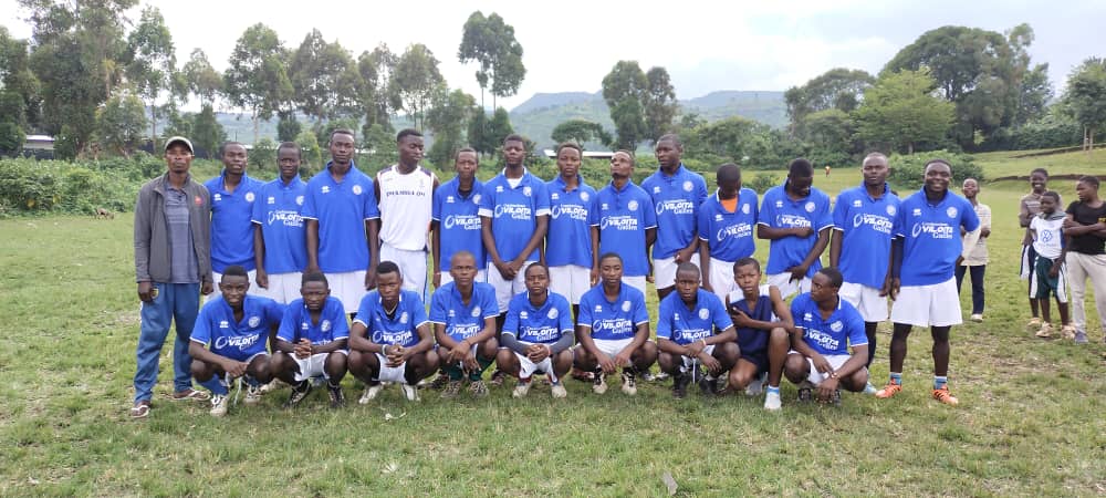 Donación de camisetas del Xerez DFC a un equipo de la República de El Congo