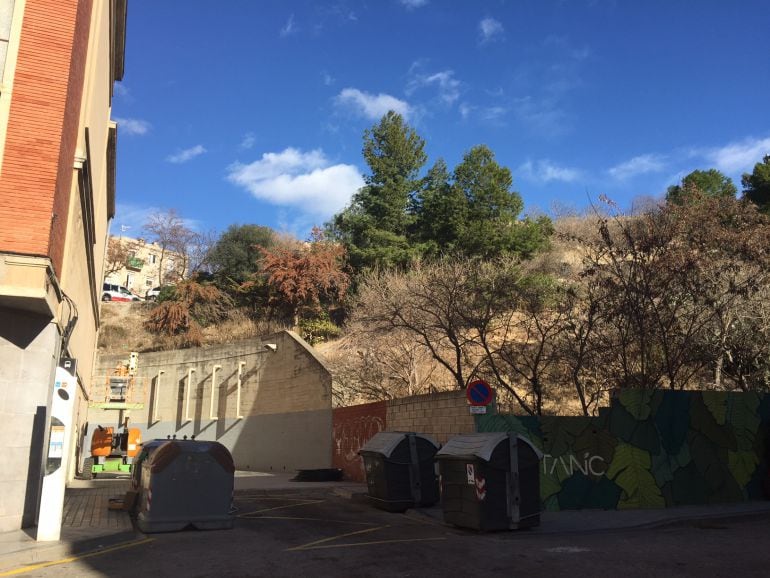 El nou aparcament i ampliació de l&#039;hospital s&#039;ha de construir al talús que hi ha darrera de l&#039;antic cine Fémina.